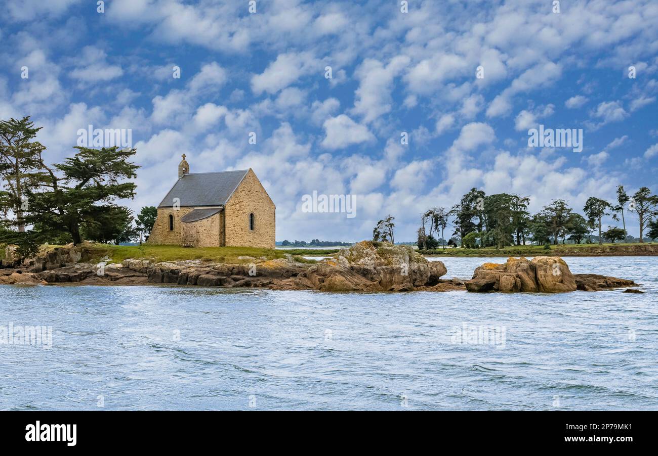Île Boedic, avec la chapelle, dans le golfe du Morbihan, sur la côte Banque D'Images