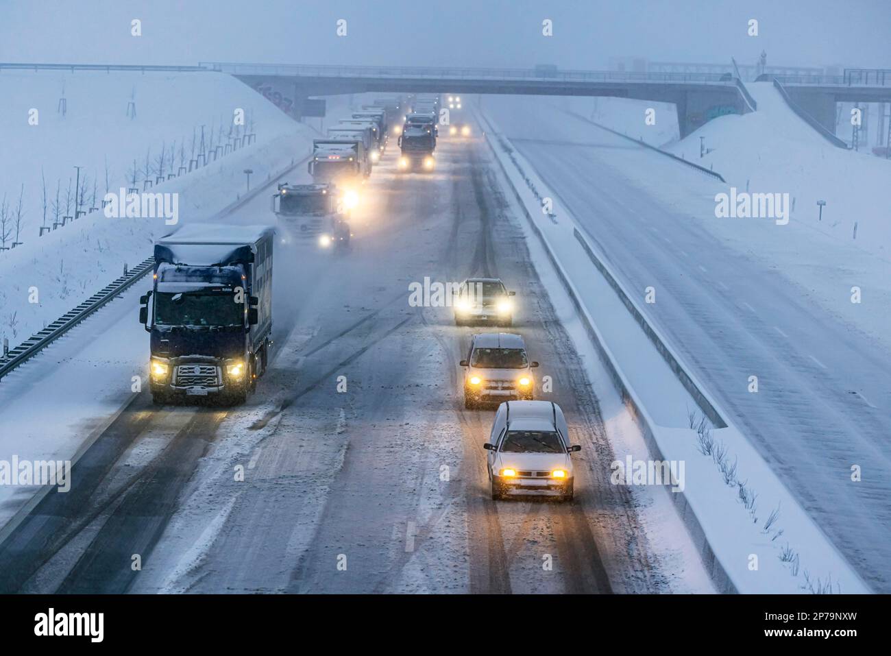 Autoroute A8 dans l'Alb de Souabe avec neige, conditions de la circulation au wintry, Merklingen, Bade-Wurtemberg, Allemagne Banque D'Images