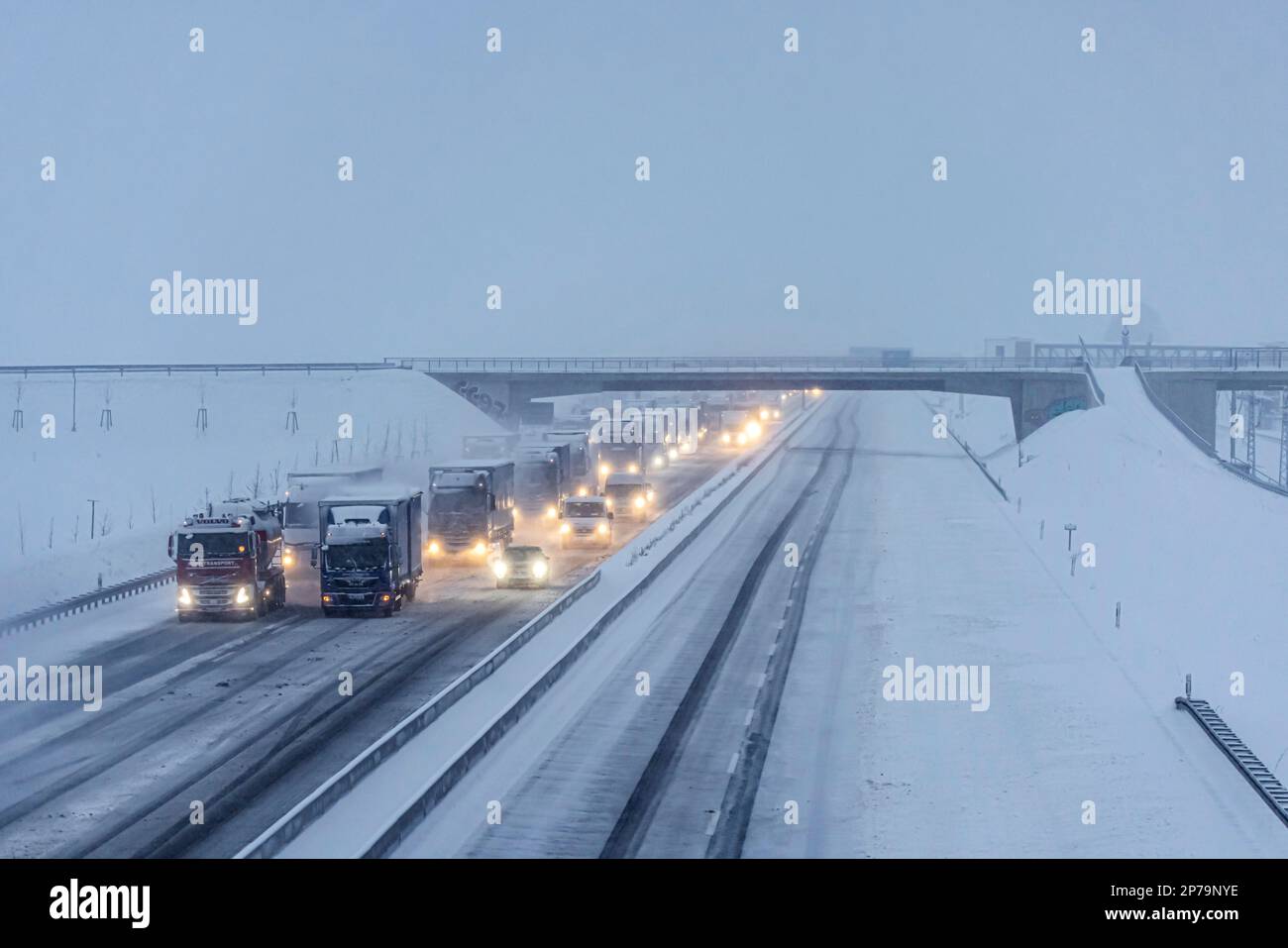 Autoroute A8 dans l'Alb de Souabe avec neige, conditions de la circulation au wintry, Merklingen, Bade-Wurtemberg, Allemagne Banque D'Images