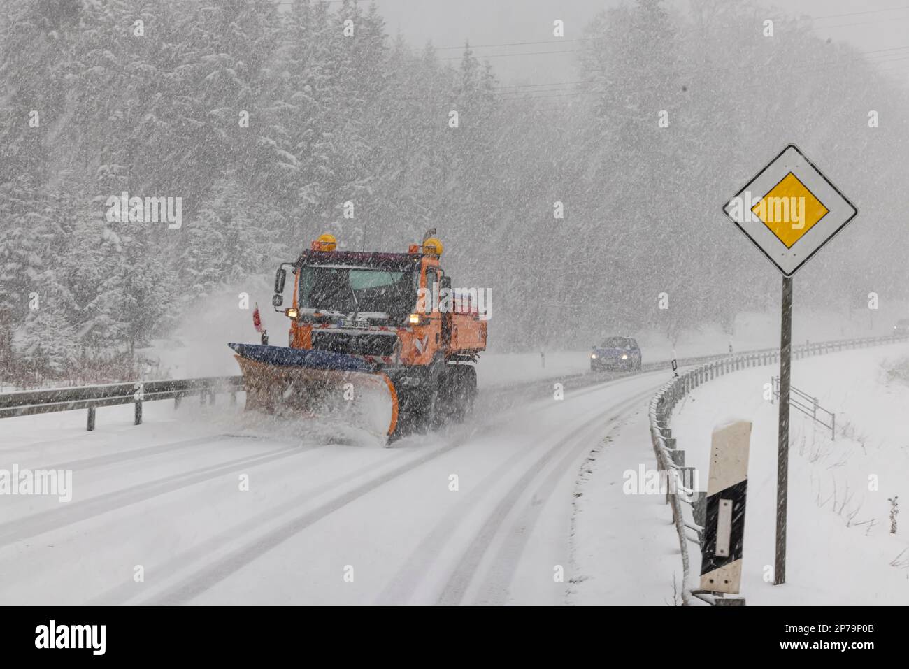 Route de campagne avec neige, chasse-neige, Alb souabe, Amstetten, Alb souabe, Bade-Wurtemberg, Allemagne Banque D'Images
