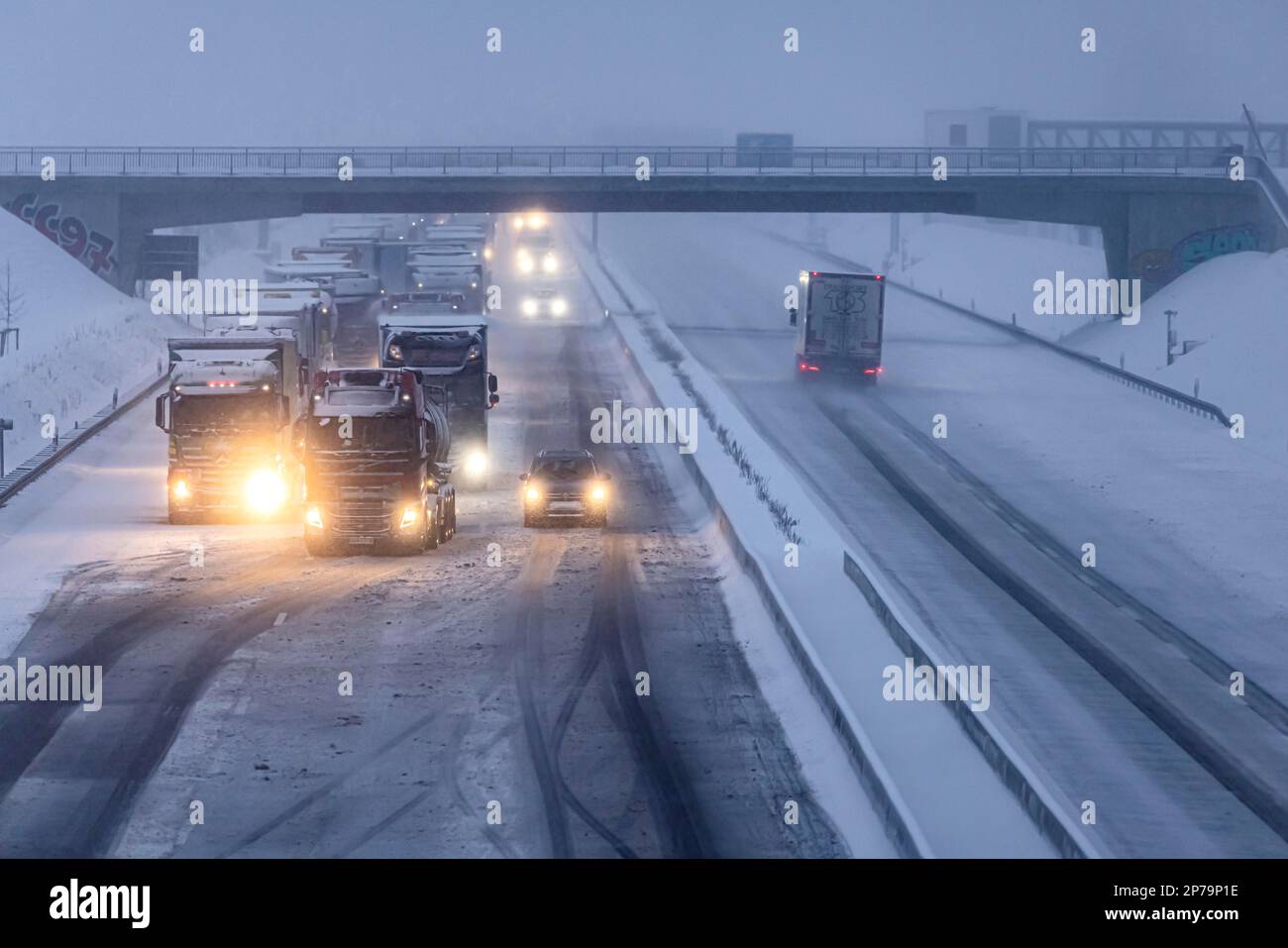 Autoroute A8 dans l'Alb de Souabe avec neige, conditions de la circulation au wintry, Merklingen, Bade-Wurtemberg, Allemagne Banque D'Images