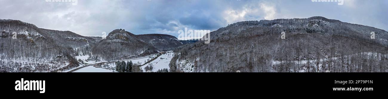 Crête d'Alb enneigée dans la vallée du Seeburger, panorama du paysage de l'Alb souabe, Bad Urach, Baden-Wuerttemberg, Allemagne Banque D'Images
