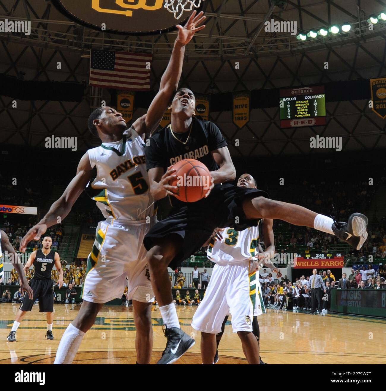 Colorado's Alec Burks, right, attempts a shot as Baylor's Perry Jones III, left, defends during the second half of an NCAA basketball game, Saturday, Jan. 29, 2011 in Waco, Texas. (AP Photo/Waco Tribune Herald, Rod Aydelotte) Banque D'Images