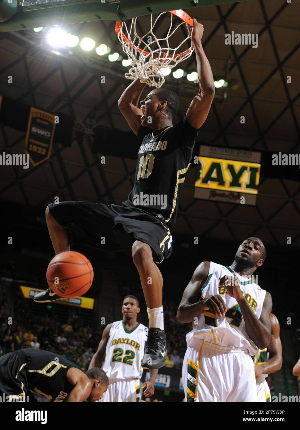 Colorado's Alec Burks scores over Baylor's Quincy Acy, right, during the first half of an NCAA college basketball game Saturday, Jan. 29, 2011 in Waco, Texas. (AP Photo/Waco Tribune Herald, Rod Aydelotte) Banque D'Images