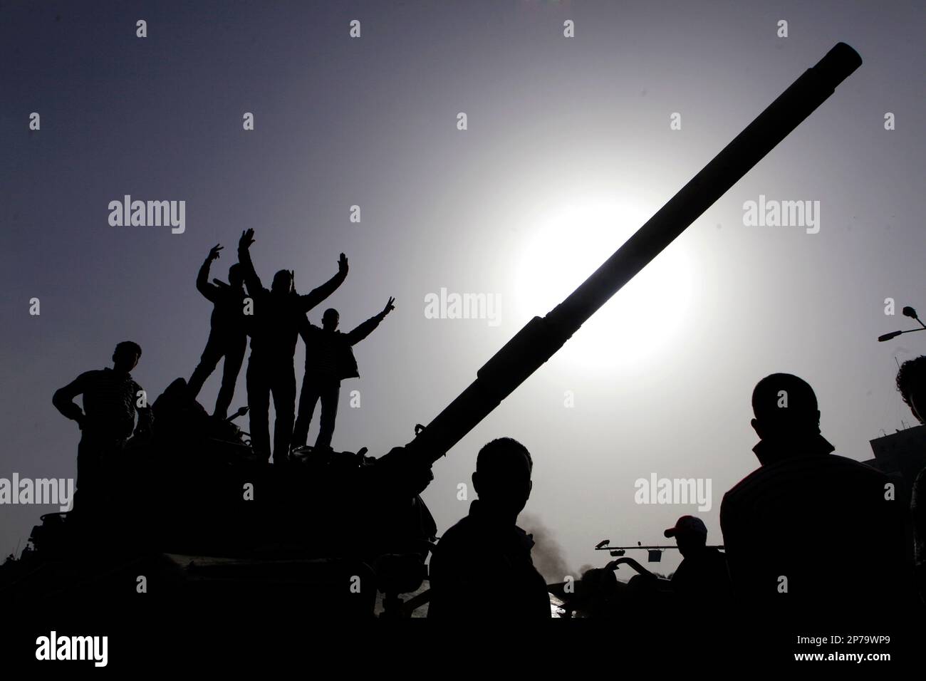 Egyptians gesture as they stand atop an Egyptian army armored vehicle as they celebrate in downtown Cairo, Egypt, Saturday, Jan. 29, 2011. Hundreds of anti-government protesters returned Saturday to the streets of central Cairo, chanting slogans against Hosni Mubarak and attacking police just hours after the Egyptian president fired his Cabinet and promised reforms but refused to step down. (AP Photo/Amr Nabil) Banque D'Images