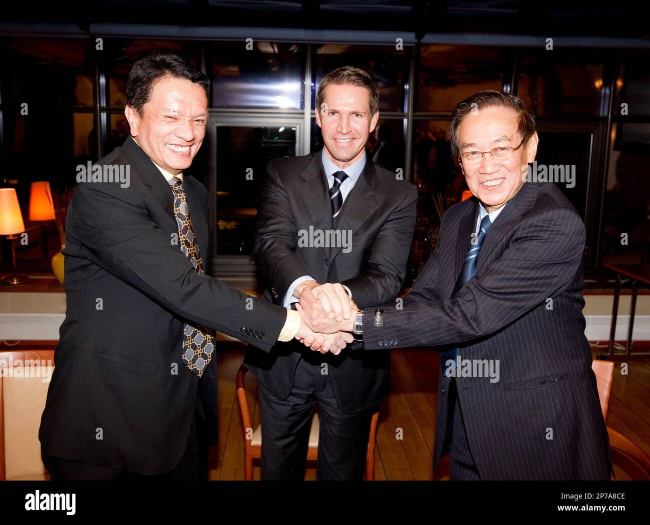 Mediator Ture Lundh, centre, of the Norwegian Foreign Department flanked by Philippine government representative Alexander A. Padilla, left, and Luis G.Jalandoni of the communist National Democratic Front (NDF) shake hands after the conclussion of the informal talks between negotiating panels of the Philippine government and NDF in Asker, Norway, some 20 km south of Oslo Tuesday Jan. 18, 2011. (AP Photo/Scanpix, Gorm Kallestad) NORWAY OUT Banque D'Images