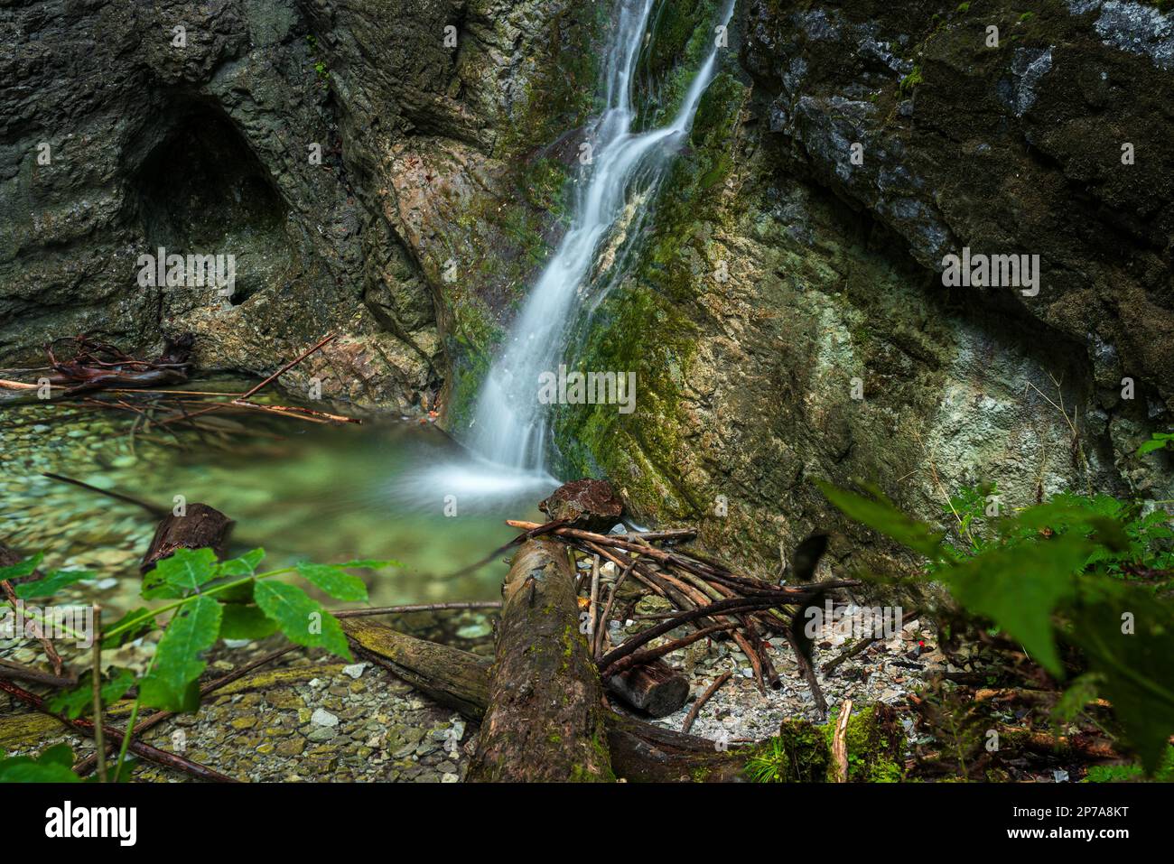Une petite cascade sur le sentier de randonnée dans le parc national du Paradis Slovaque. Slovaquie, Parc national de Slowacki Raj, Slovaquie, Europe Banque D'Images