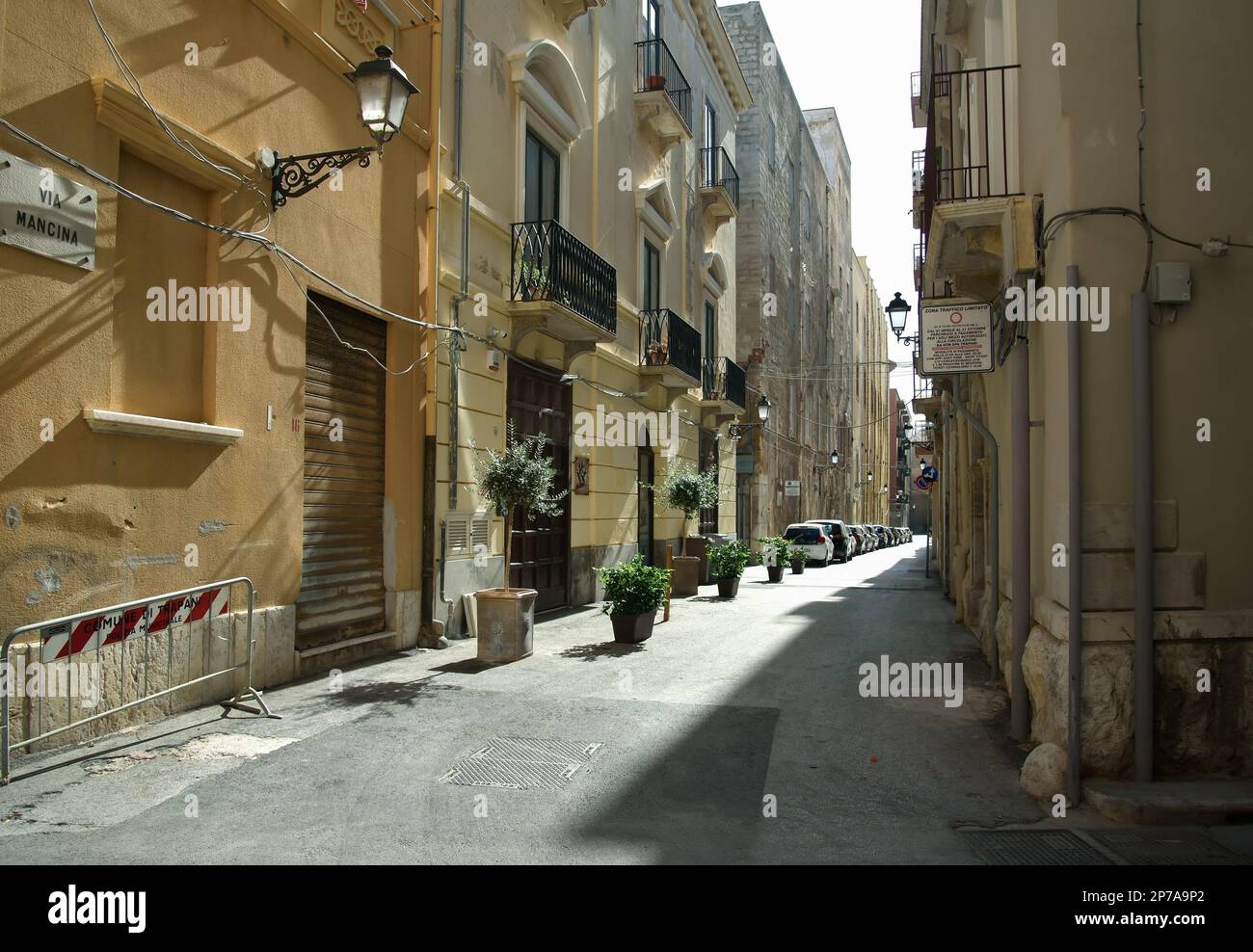ITALIE, TRAPANI-25 OCTOBRE: Trapani est une ville sur la côte ouest de la Sicile. Vue sur la rue étroite de Trapani sur 25 octobre 2022, Trapani, Sicile. Banque D'Images ITALIE, TRAPANI-25 OCTOBRE: Trapani est une ville sur la côte ouest de la Sicile. Vue sur la rue étroite de Trapani sur 25 octobre 2022, Trapani, Sicile. Banque D'Images