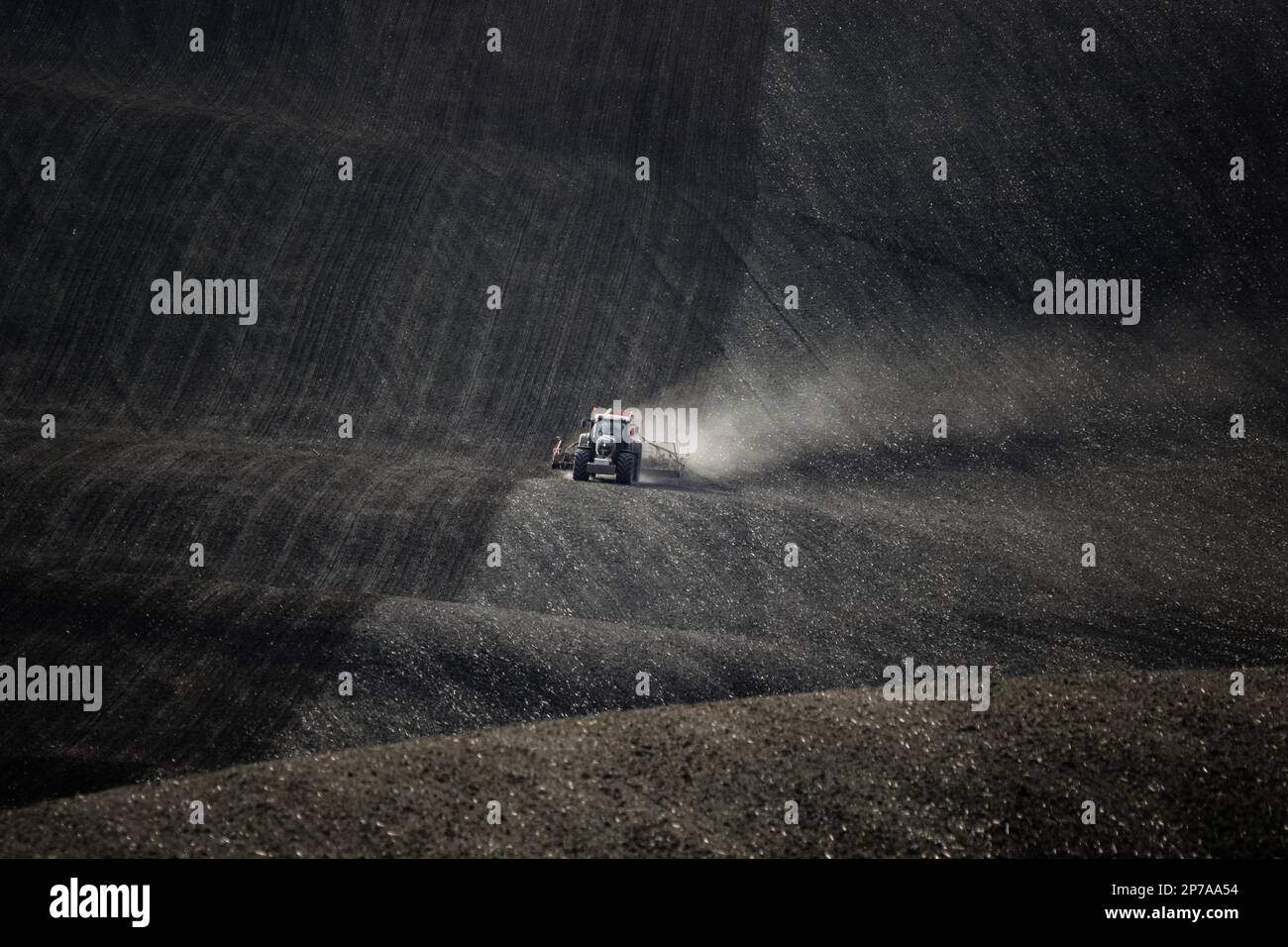 Conditions de travail difficiles pour les tracteurs agricoles dans les champs moraves en poussière. République tchèque, Moravie, République tchèque, Europe Banque D'Images
