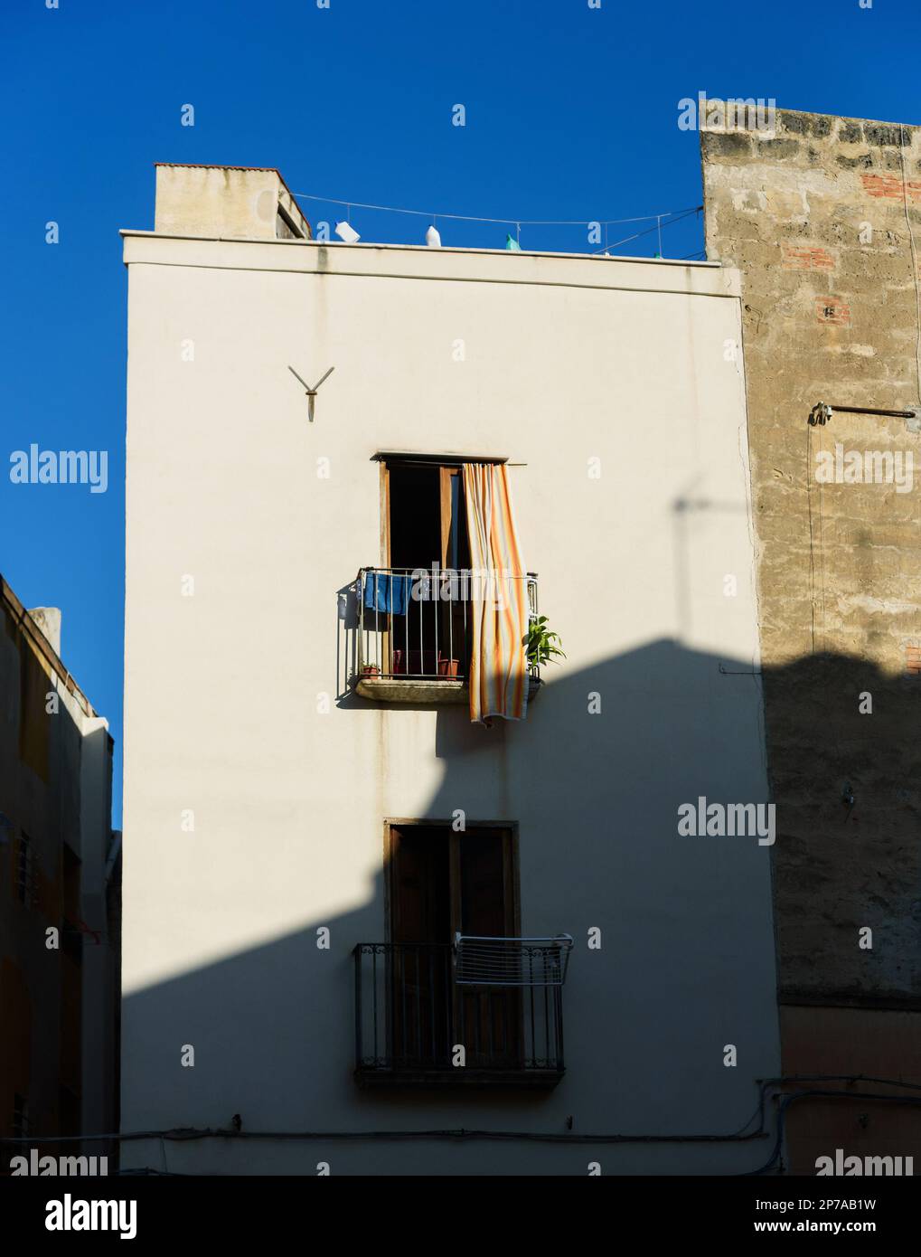 Contraste de la lumière sur un bâtiment en une journée ensoleillée. Banque D'Images Contraste de la lumière sur un bâtiment en une journée ensoleillée. Banque D'Images
