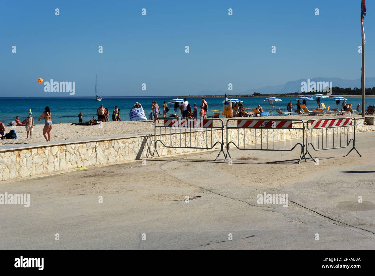 ITALIE - 24 OCTOBRE: San Vito Lo Capo est la maison d'une plage publique qui est la destination des vacanciers locaux, une partie de la province de Trapani. Vue sur San Banque D'Images ITALIE - 24 OCTOBRE: San Vito Lo Capo est la maison d'une plage publique qui est la destination des vacanciers locaux, une partie de la province de Trapani. Vue sur San Banque D'Images
