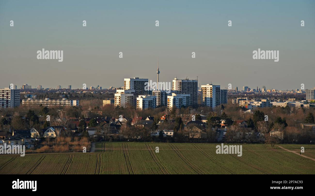 Vue sur Berlin depuis le site d'enfouissement de Grossziethen, avec la tour de télévision en arrière-plan, Grossziethen, quartier Dahme-Spreewald, Brandebourg Banque D'Images
