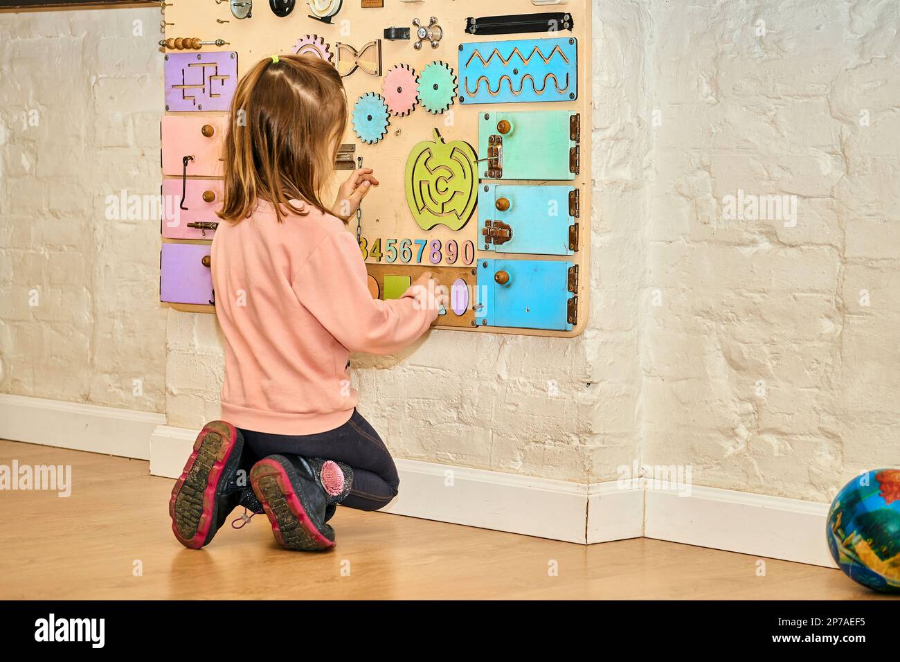 Un enfant mignon en jardin d'enfants se présente sous différentes formes  sur le tableau mural Photo Stock - Alamy