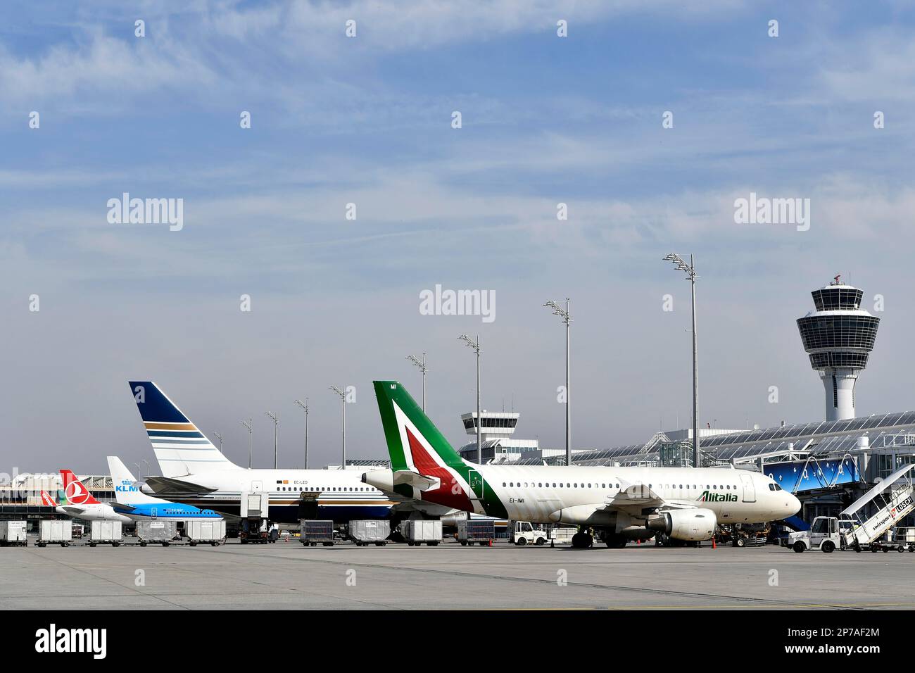 Avion en position d'enregistrement au terminal 1 avec tour, Alitalia, KLM, Turkish Airlines, Air Lingus, Corendon Airlines, aéroport de Munich, Upper Banque D'Images