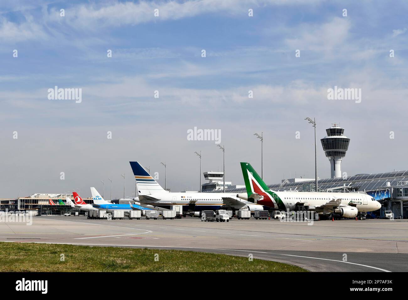 Avion en position d'enregistrement au terminal 1 avec tour, Alitalia, KLM, Turkish Airlines, Air Lingus, Corendon Airlines, aéroport de Munich, Upper Banque D'Images