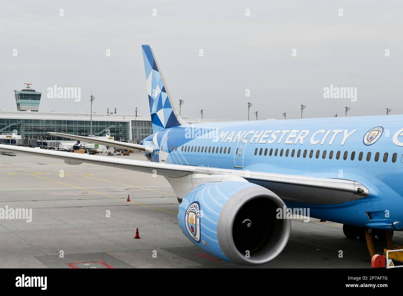 Etihad Boeing B777-9 Dreamliner spécial Livery Manchester City en position au terminal 2 de l'aéroport de Munich, haute-Bavière, Bavière, Allemagne Banque D'Images