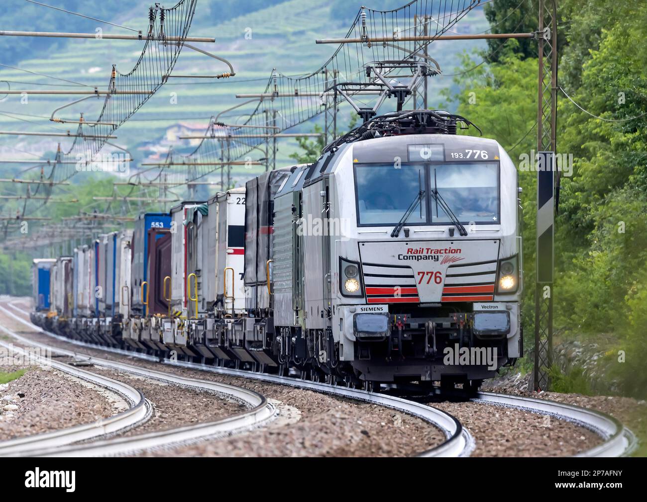 Chemin de fer Brenner des chemins de fer italiens, train de marchandises, la voie traverse la vallée de l'Adige, Ala, Trentin-Tyrol du Sud, Italie Banque D'Images