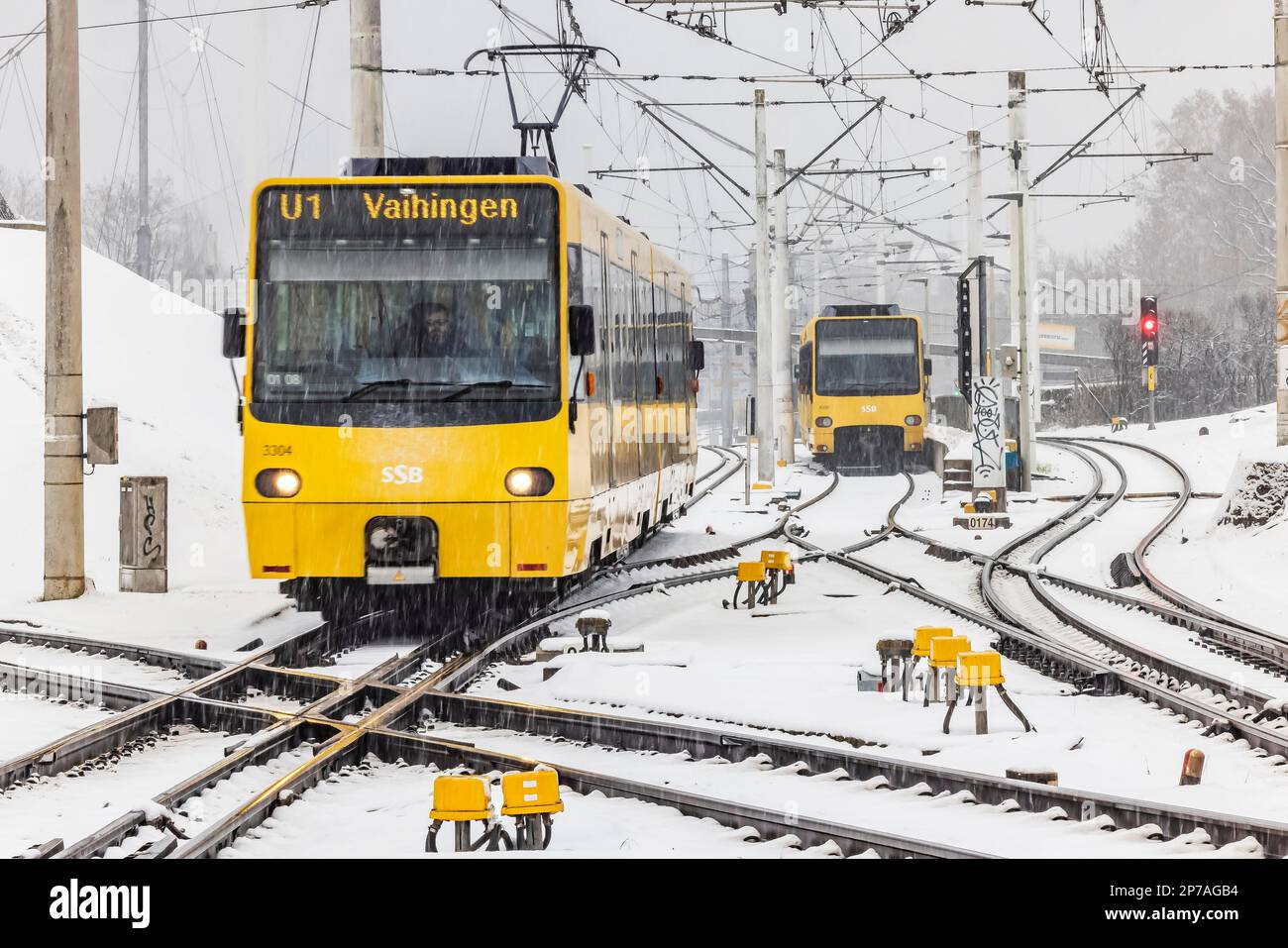 Métro léger Stuttgarter Strassenbahnen AG en hiver, transports en commun, Stuttgart, Bade-Wurtemberg, Allemagne Banque D'Images