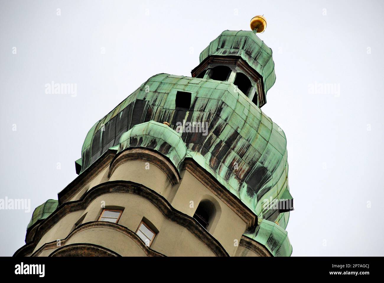 Stadtturm, tour de guet construit en 1400s avec une terrasse d'observation et un dôme d'oignon recouvert de cuivre, situé à Innsbruck, Autriche, Europe Banque D'Images