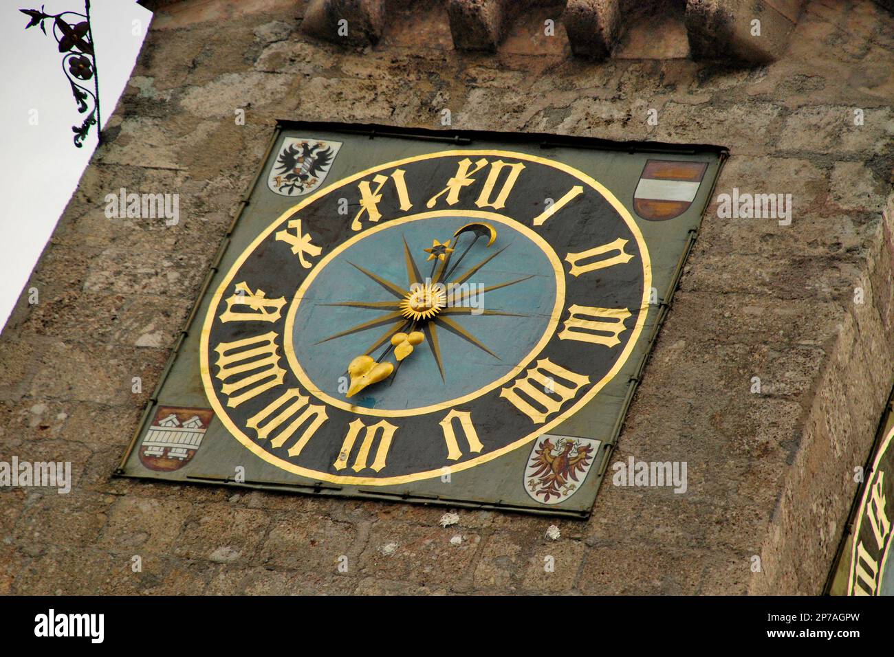 Stadtturm, tour de guet construit en 1400s avec une terrasse d'observation et un dôme d'oignon recouvert de cuivre, situé à Innsbruck, Autriche, Europe Banque D'Images