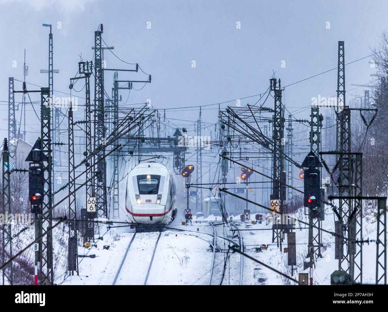 Deutsche Bahn InterCityExpress ICE, technologie ferroviaire avec équipement de signalisation et ligne aérienne, hiver, Amstetten, Bade-Wurtemberg, Allemagne Banque D'Images