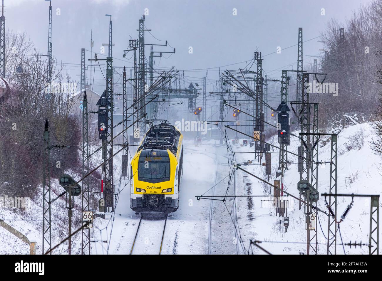 Le train régional de la compagnie de chemin de fer privée va-et-vient sur le Geislinger Steige près d'Amstetten, Bade-Wurtemberg, Allemagne Banque D'Images