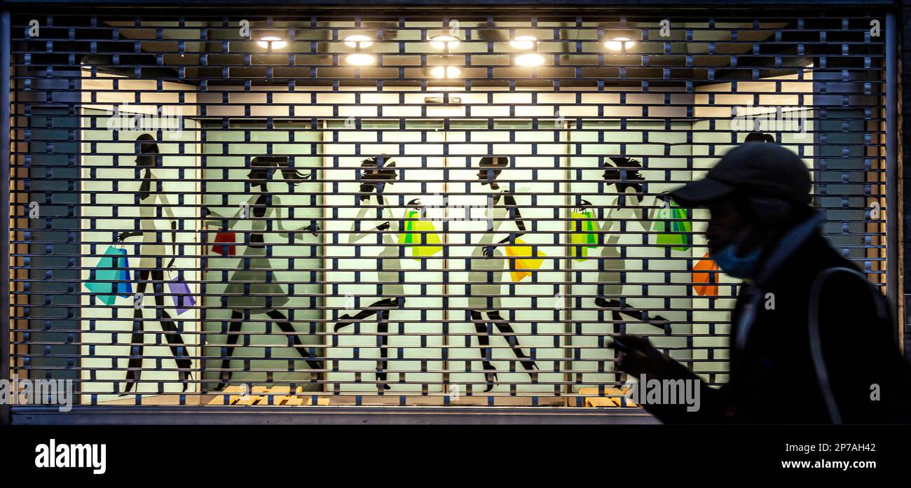 Vitrine avec grille de volet roulant, protection contre les cambriolages et  le vol, Stuttgart, Bade-Wurtemberg, Allemagne Photo Stock - Alamy