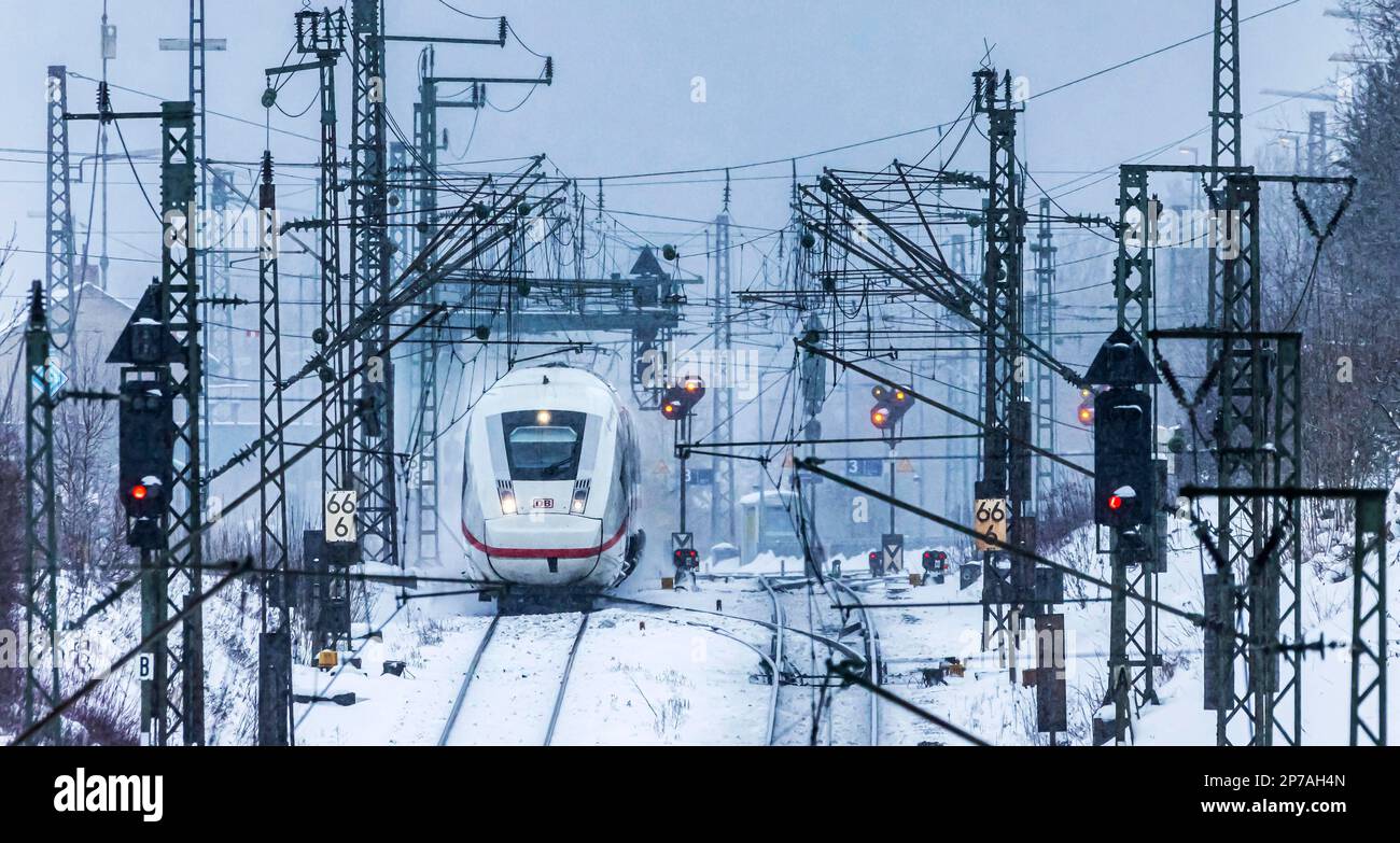 Deutsche Bahn InterCityExpress ICE, technologie ferroviaire avec équipement de signalisation et ligne aérienne, hiver, Amstetten, Bade-Wurtemberg, Allemagne Banque D'Images