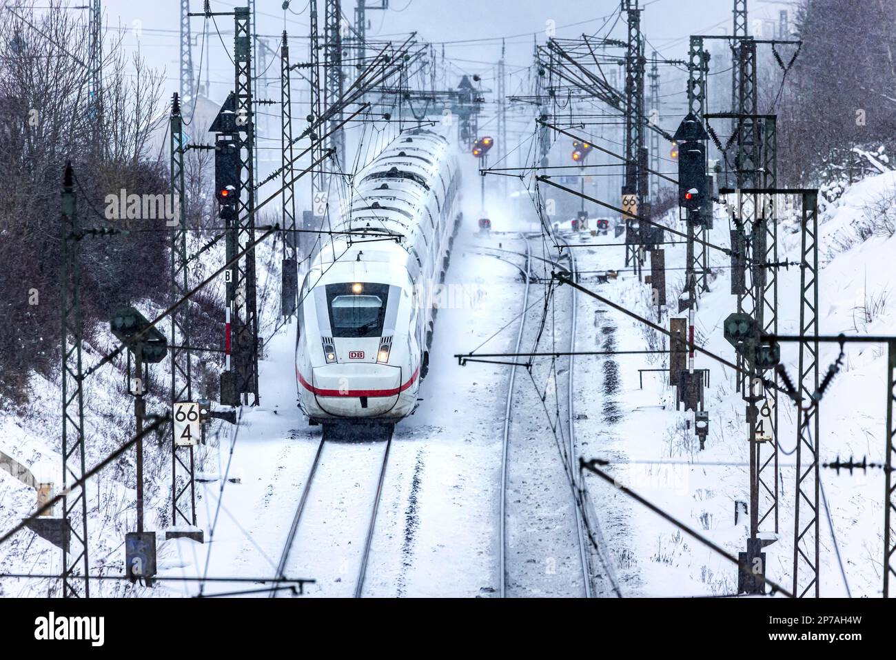 Deutsche Bahn InterCityExpress ICE, technologie ferroviaire avec équipement de signalisation et ligne aérienne, hiver, Amstetten, Bade-Wurtemberg, Allemagne Banque D'Images