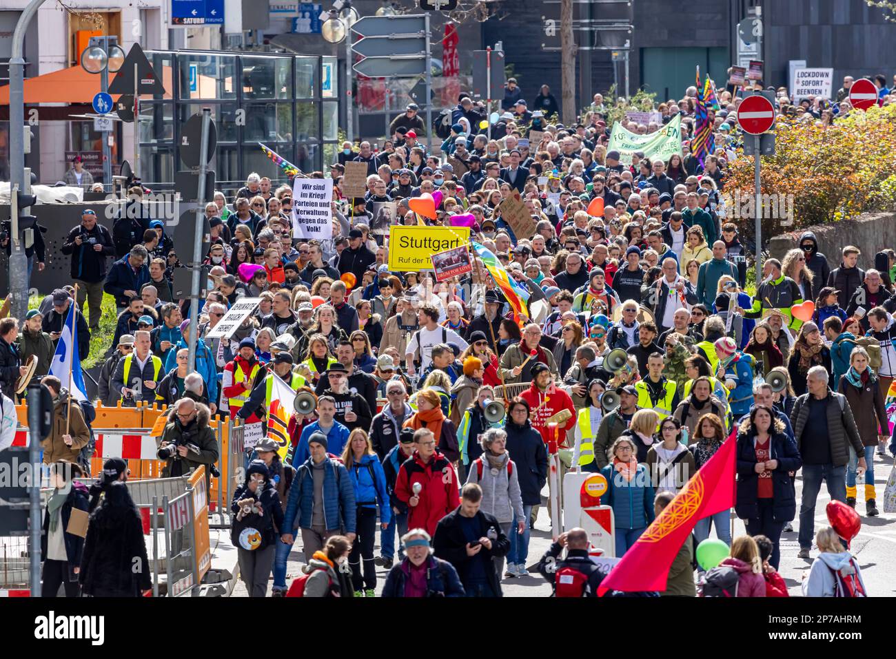 Manifestation par des contrariens et d'autres opposants aux restrictions pandémiques, foules, Stuttgart, Bade-Wurtemberg Banque D'Images
