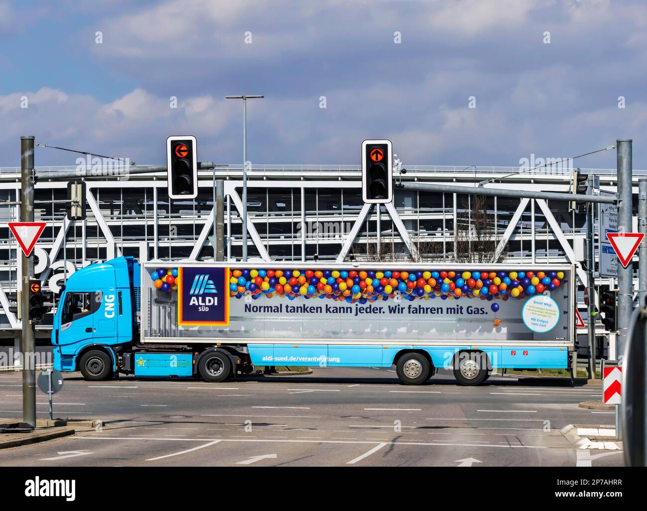 Camion semi-remorque avec gaz à moteur GNC, publicité pour le décompteur Aldi, Stuttgart, Bade-Wurtemberg, Allemagne Banque D'Images