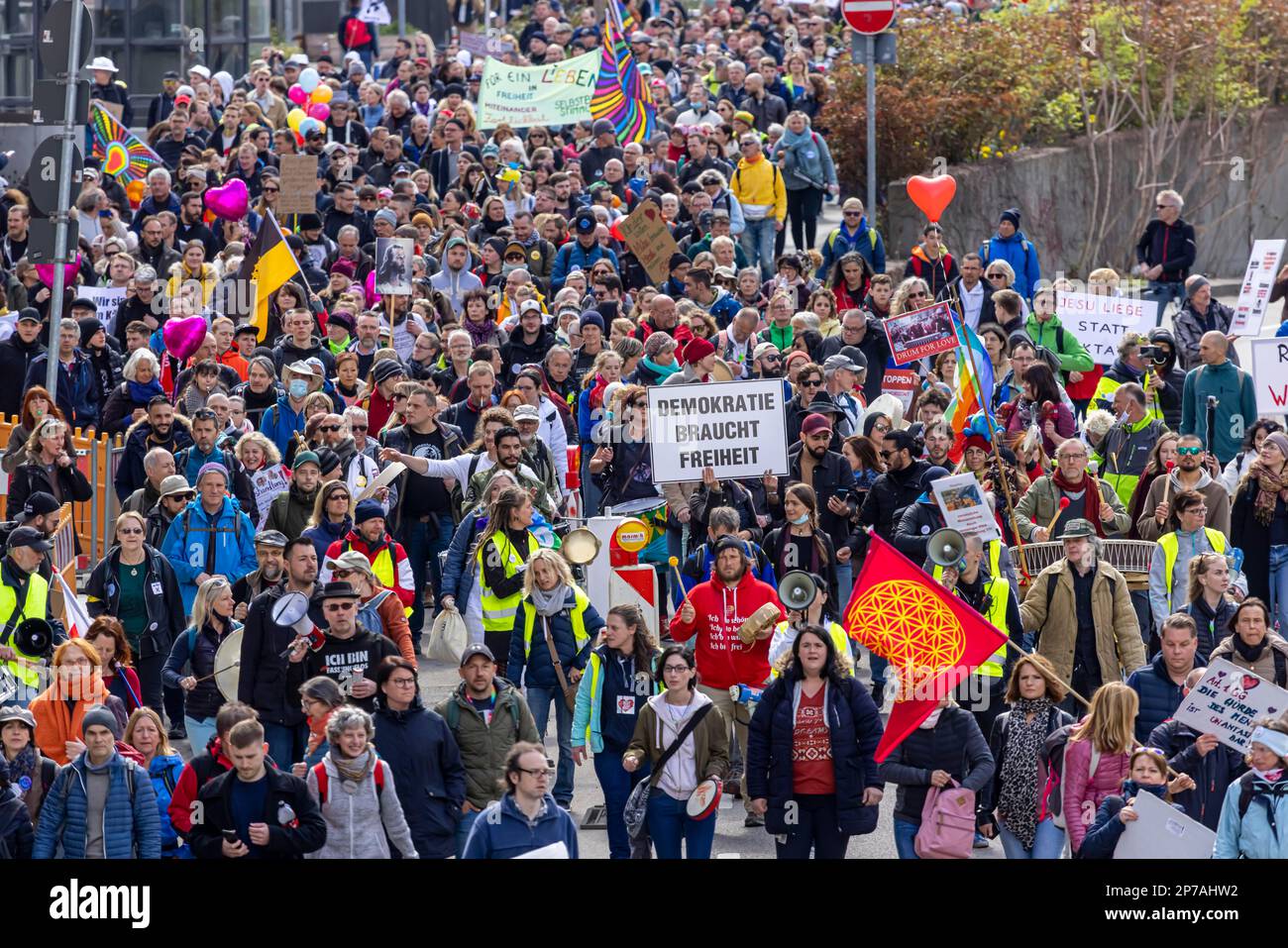Manifestation par des contrariens et d'autres opposants aux restrictions pandémiques, foules, Stuttgart, Bade-Wurtemberg Banque D'Images
