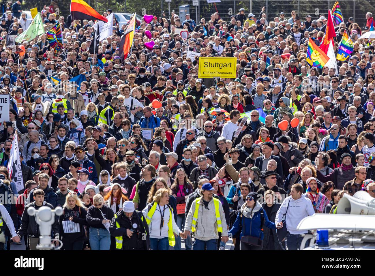 Manifestation par des contrariens et d'autres opposants aux restrictions pandémiques, foules, Stuttgart, Bade-Wurtemberg Banque D'Images