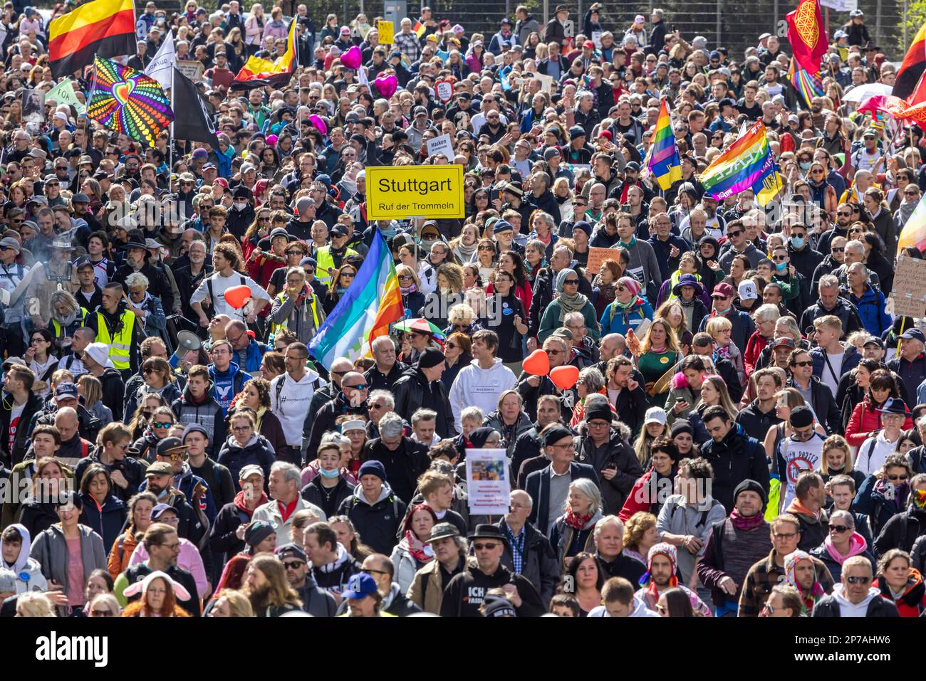 Manifestation par des contrariens et d'autres opposants aux restrictions pandémiques, foules, Stuttgart, Bade-Wurtemberg Banque D'Images