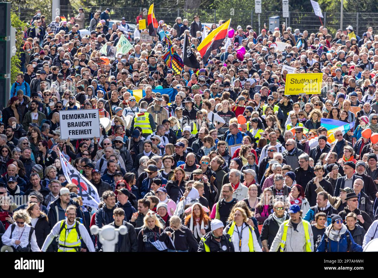 Manifestation par des contrariens et d'autres opposants aux restrictions pandémiques, foules, Stuttgart, Bade-Wurtemberg Banque D'Images