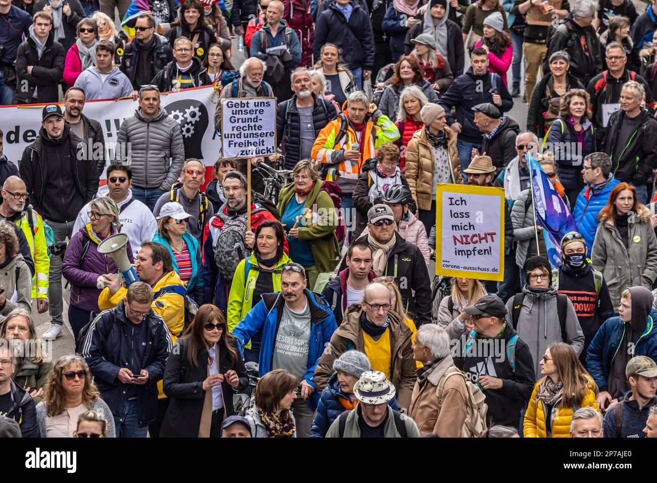 Manifestation par des contrariens et d'autres opposants aux restrictions pandémiques, foules, Stuttgart, Bade-Wurtemberg Banque D'Images