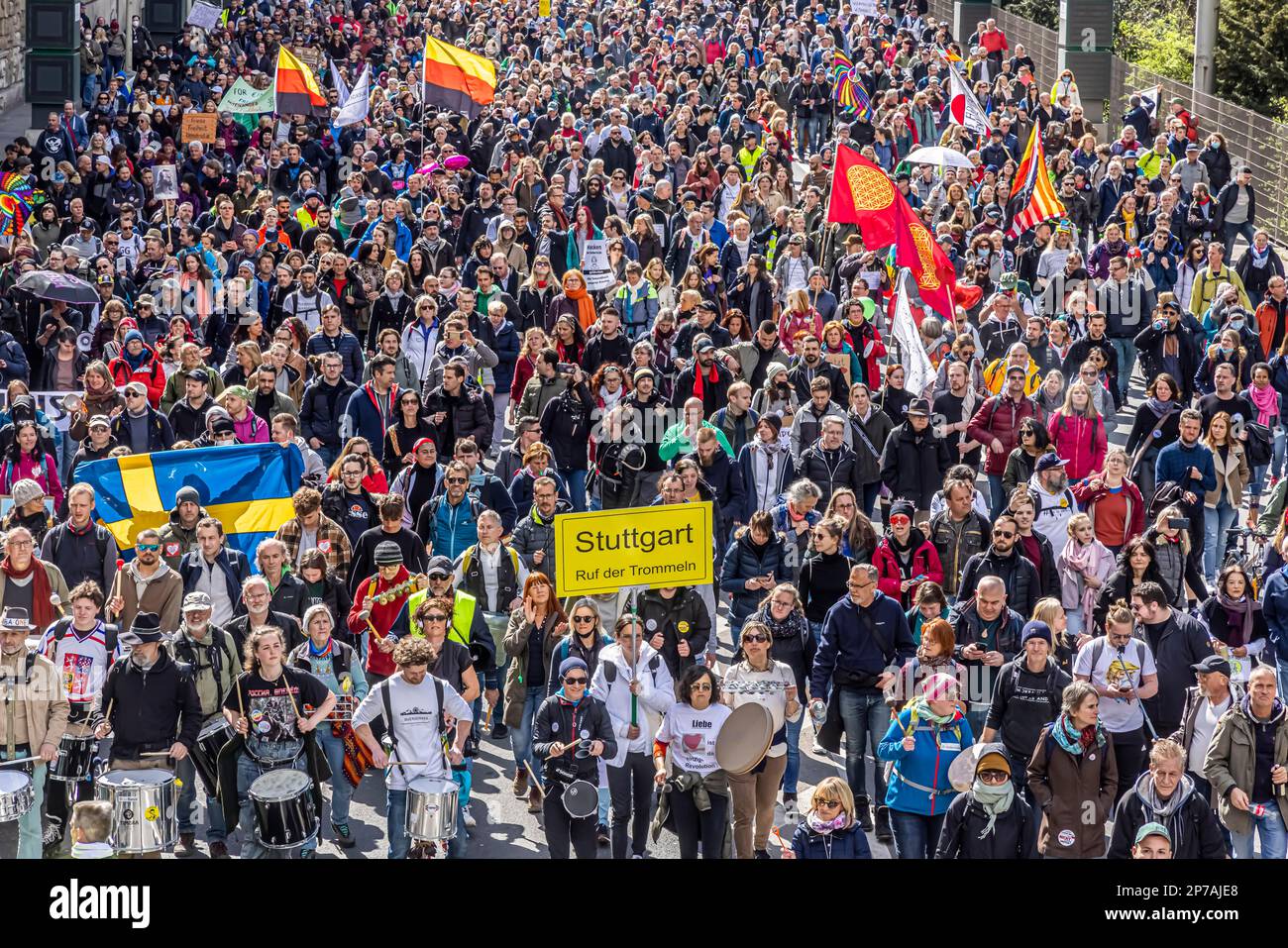 Manifestation par des contrariens et d'autres opposants aux restrictions pandémiques, foules, Stuttgart, Bade-Wurtemberg Banque D'Images