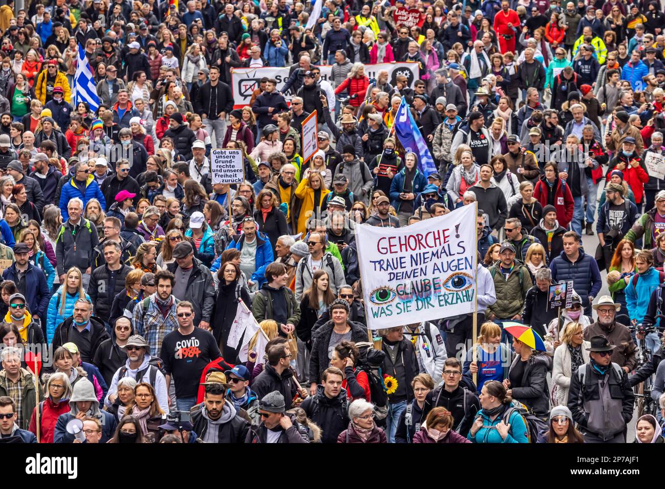 Manifestation par des contrariens et d'autres opposants aux restrictions pandémiques, foules, Stuttgart, Bade-Wurtemberg Banque D'Images