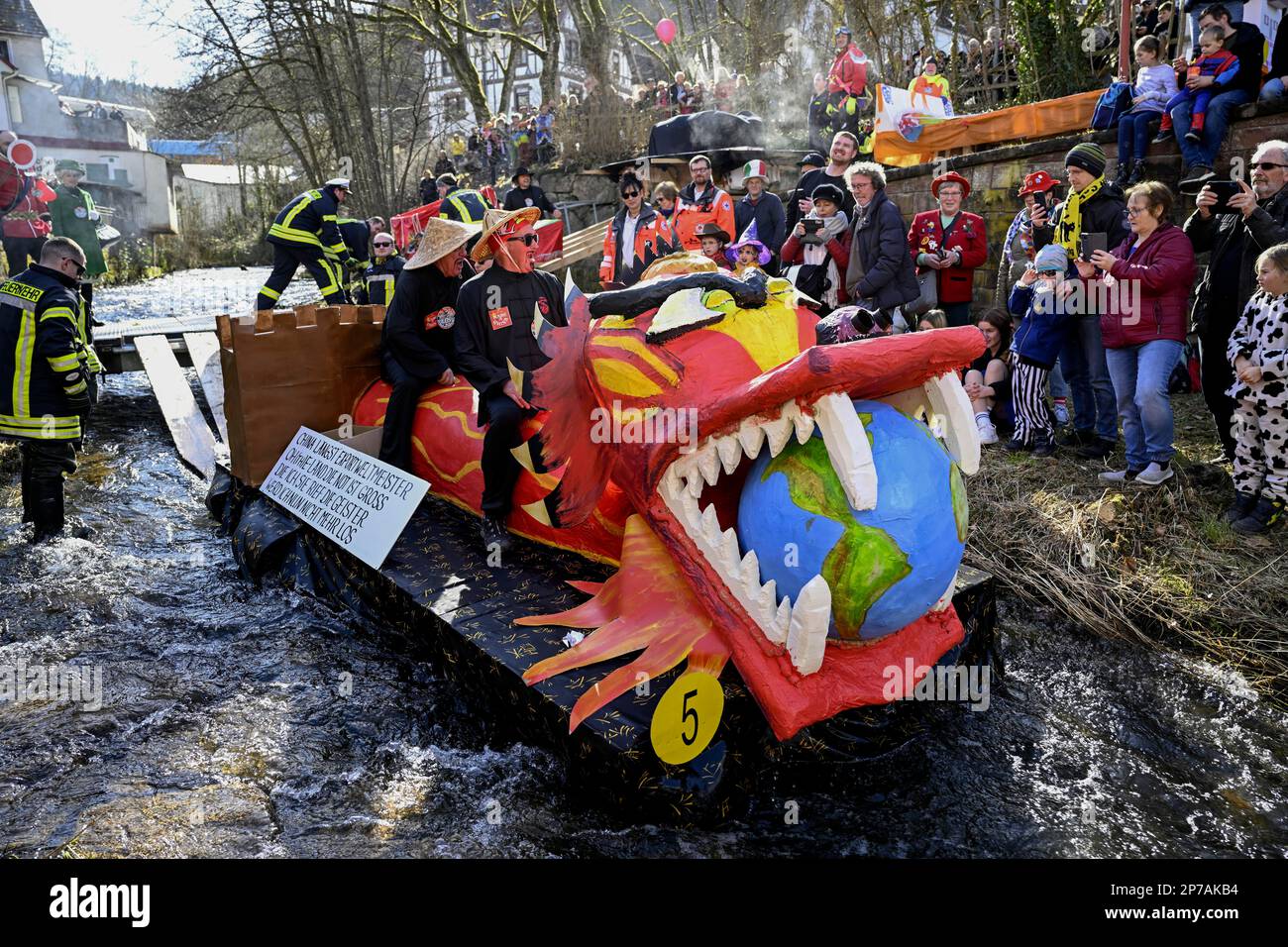 La Chine Zuber s'accroche au monde sur la rivière Schiltach, Da-Bach-na-Fahrt, procession traditionnelle du carnaval, carnaval swabian-Alemannique, Schramberg Banque D'Images