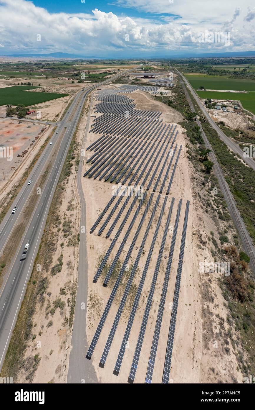 Ferme solaire de 10 mégawatts dans l'ouest rural du Colorado, Olathe, Colorado, États-Unis Banque D'Images