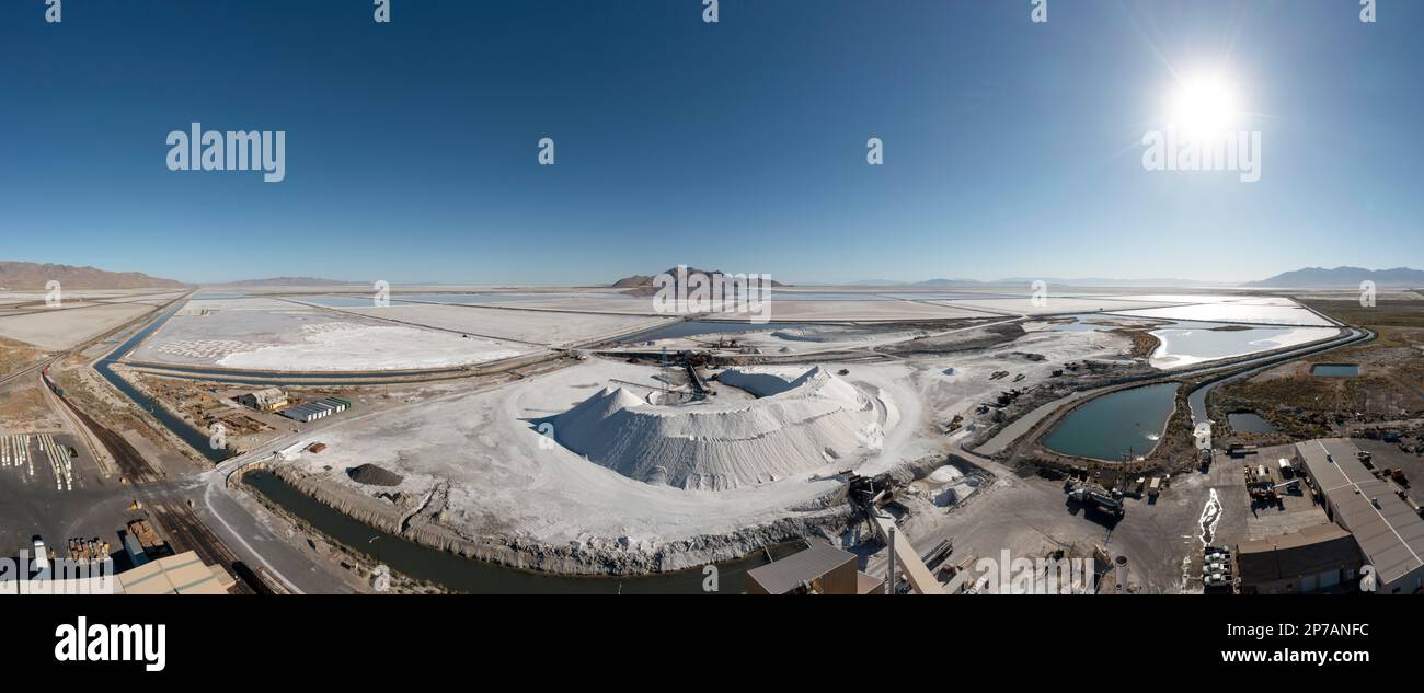 Grantsville, Utah, l'usine de sel de Morton, où le sel est produit par la saumure dans des étangs peu profonds d'évaporation, au bord du Grand lac de sel. Banque D'Images