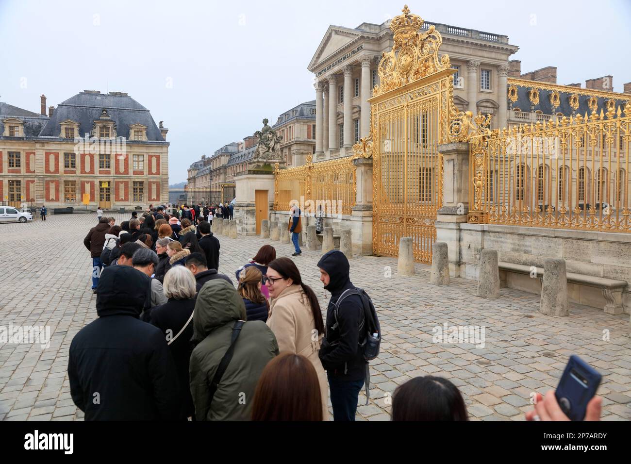 File de touristes devant l'ouverture matinale pour visiter le château, Château de Versailles, département des Yvelines, région Ile-de-France, France Banque D'Images