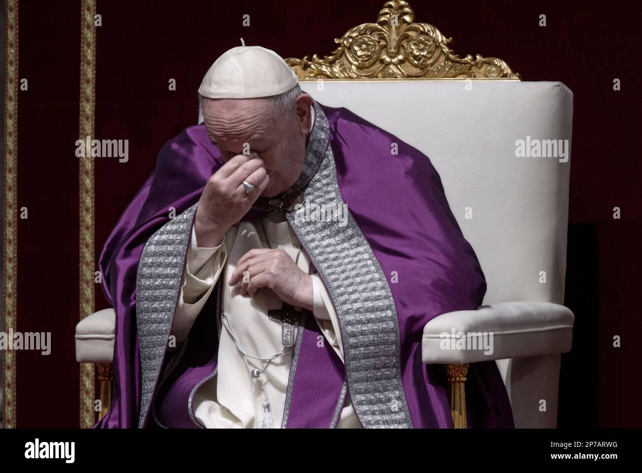 Vatican, Vatican, le 25 mars 2022. Le pape François préside la célébration de la pénitence au cours de laquelle il procédera à la consécration de Banque D'Images