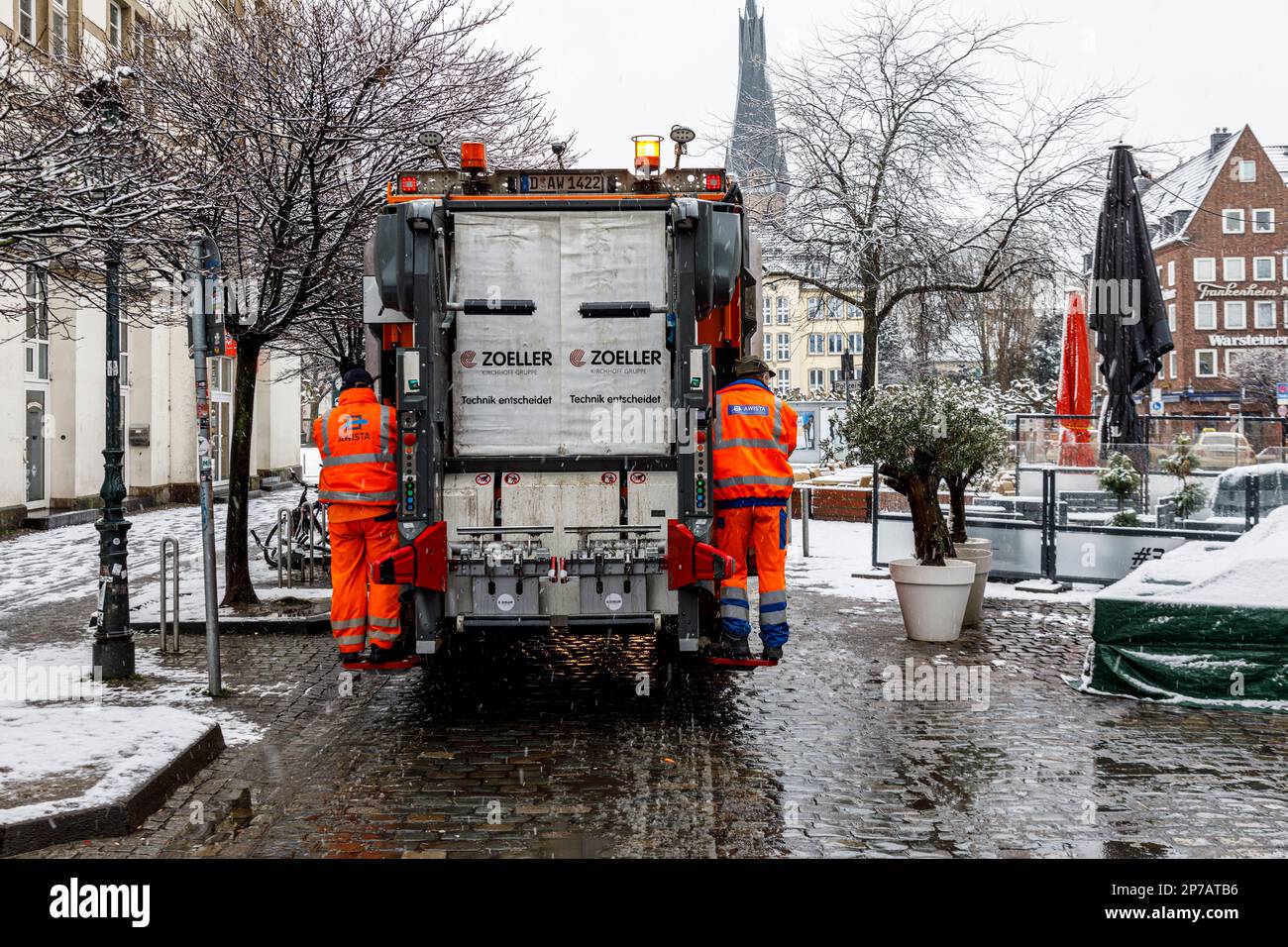 Düsseldorf par temps enneigé et boueux, collection de déchets dans la vieille ville de Burgplatz Banque D'Images