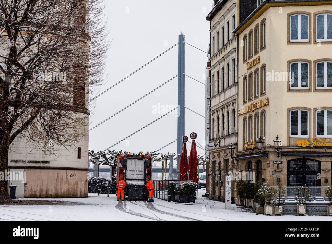 Düsseldorf par temps enneigé et boueux, collection de déchets dans la vieille ville de Burgplatz Banque D'Images