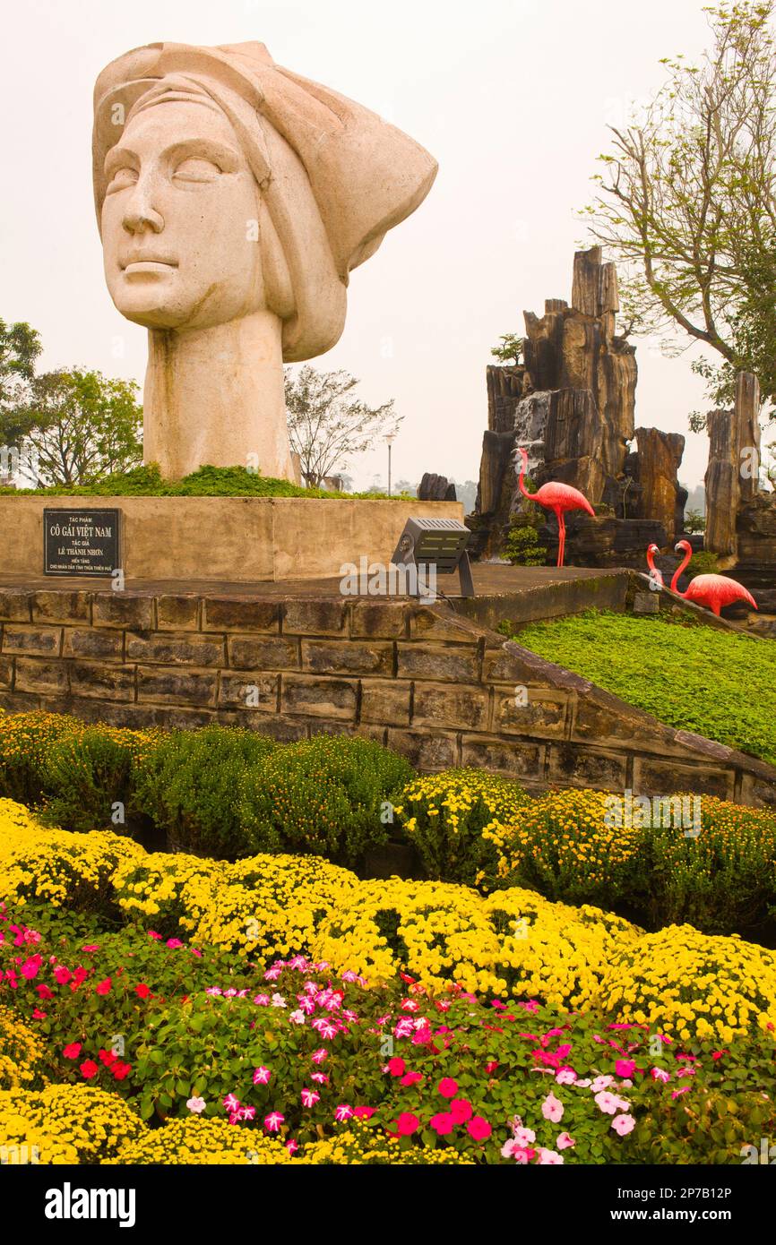 Vietnam, Hue, parc au bord de la rivière, statue, fleurs Banque D'Images