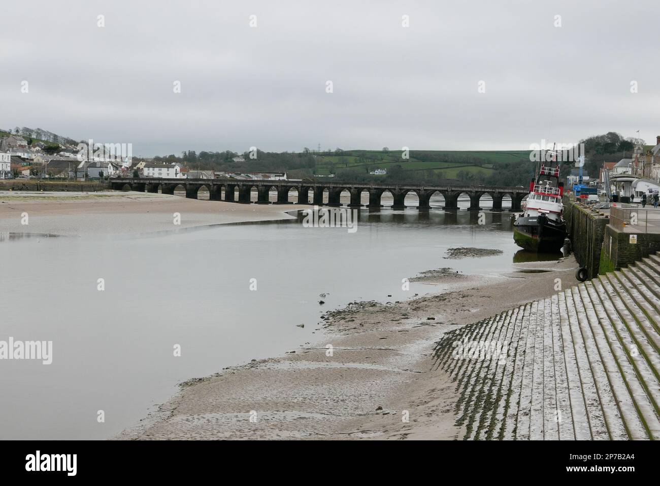 Vue en amont vers le pont de Bideford long. Estuaire de Torridge, Devon. Angleterre. ROYAUME-UNI. 2023 Banque D'Images