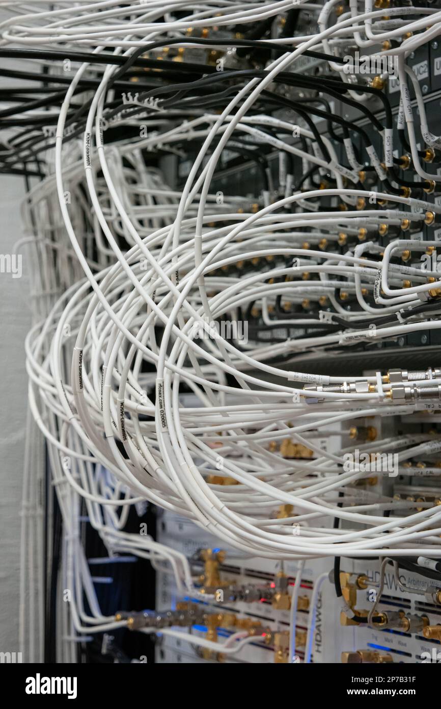 De nombreux câbles raccordant divers appareils électroniques dans un laboratoire scientifique. Gros plan, pas de personne. Banque D'Images