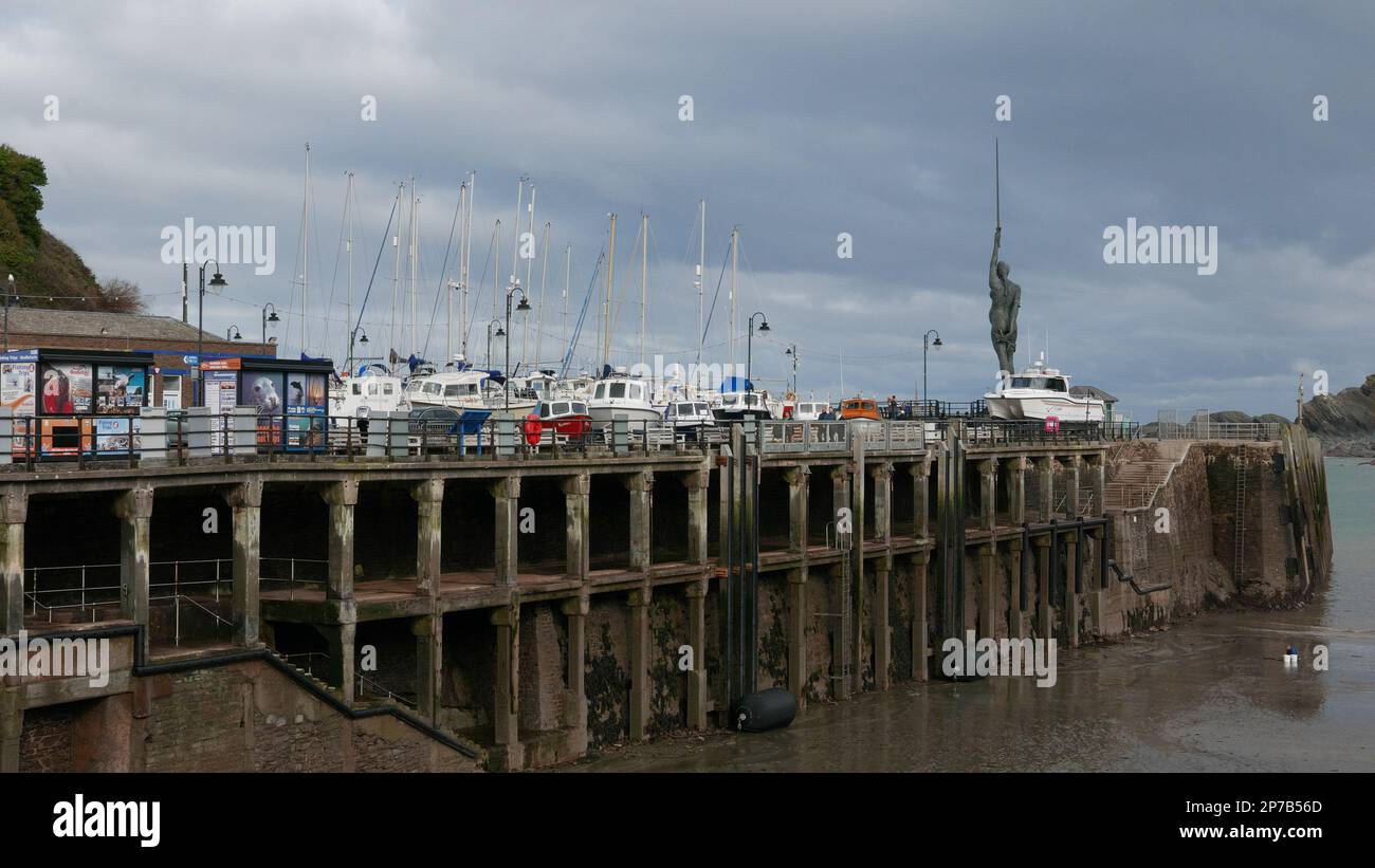 Port d'Ilfracombe avec Verity, une statue de Damien Hirst. Devon. Angleterre. ROYAUME-UNI 2023 Banque D'Images