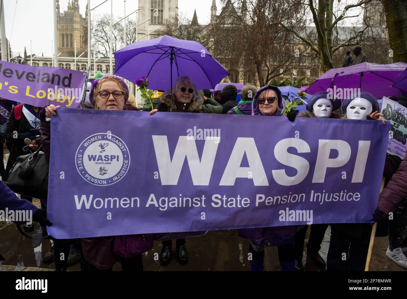 Londres, Royaume-Uni. 8 mars 2023. Les participants se réunissent à la statue de Millicent Fawcett, chef de file britannique suffragiste et militant social, lors d’un rassemblement des femmes contre l’inégalité des pensions de l’État (WASPI) et d’une manifestation sur la place du Parlement à l’occasion de la Journée internationale de la femme. Le groupe continue de faire campagne pour les femmes nées en 1950s qui sont confrontées à des difficultés financières après que la loi de 1995 sur les pensions de l'État a augmenté l'âge de la pension de l'État des femmes de 60 à 65 ans. Credit: Stephen Chung / Alamy Live News Banque D'Images